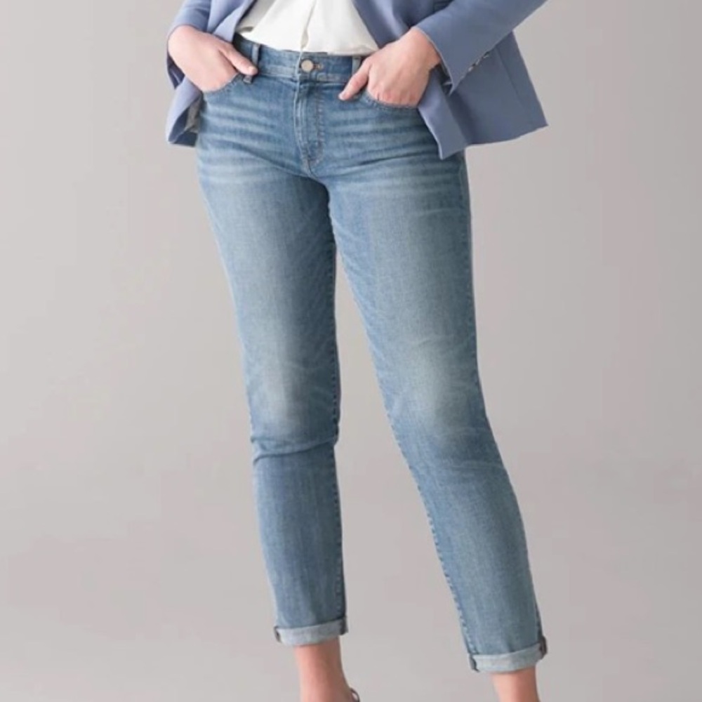 White House Black Market Mid Rise Girlfriend Everyday Soft Jean Size 12S
